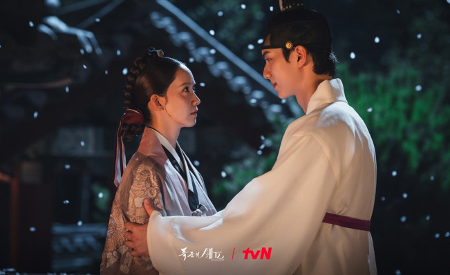 Yoona dan Lee Chaemin di Bon Appétit, Your Majesty. (tvN)